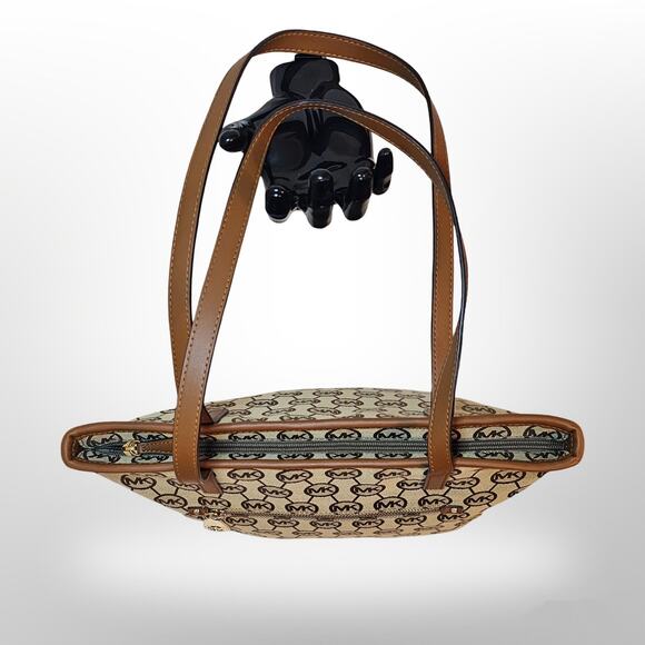 ❌️Sold❌️ Michael Kors Montauk Signature Tote Bag - Picture 3 of 15